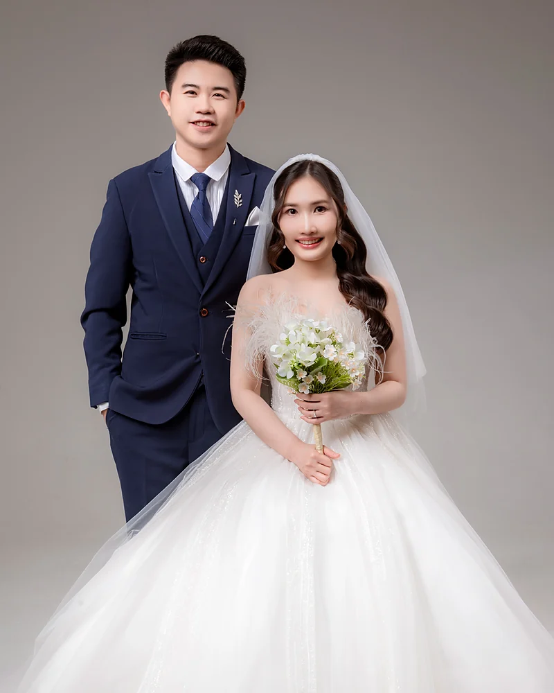บ่าวสาวในชุดแต่งงาน